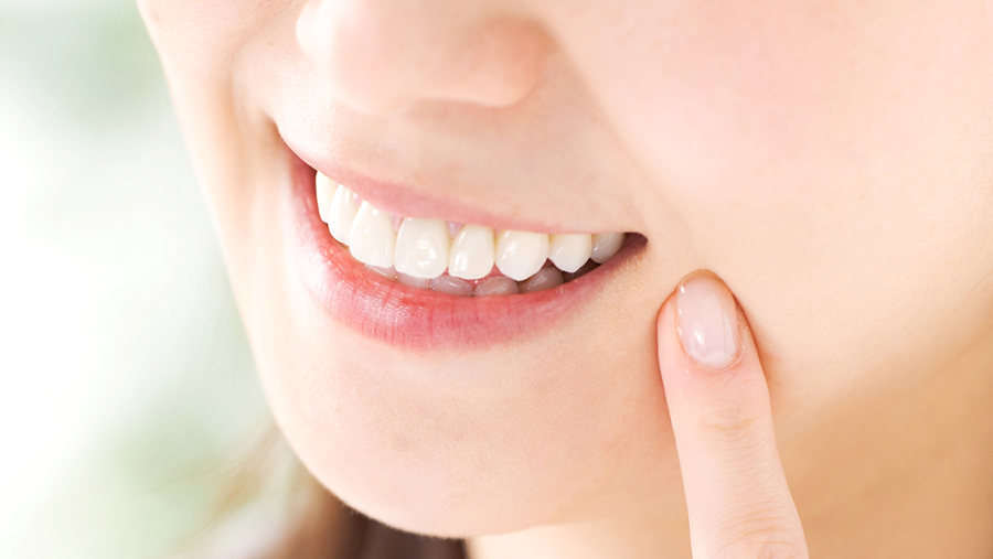 部分矯正で歯を整えた女性