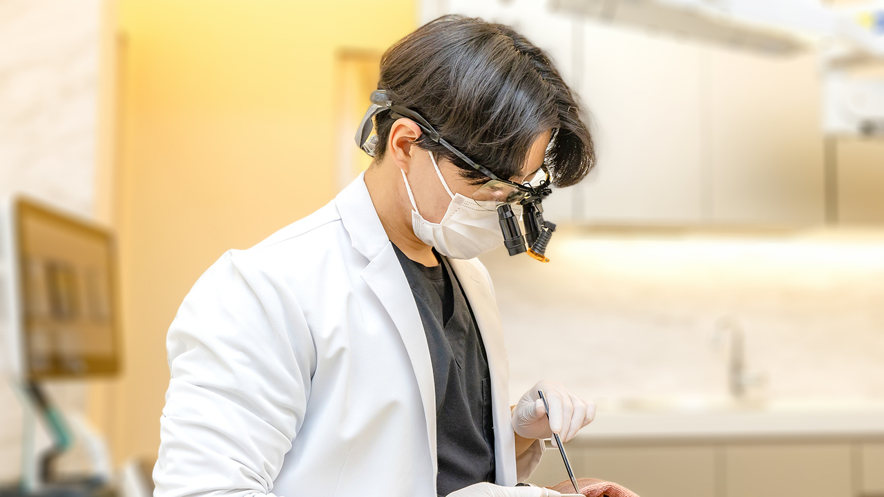 岡山で歯並びの矯正だけでなく一般的な歯科も対応する当院の診療風景