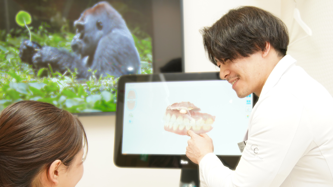 岡山歯科・矯正歯科の院長が歯の矯正と噛み合わせ治療をおすすめする様子