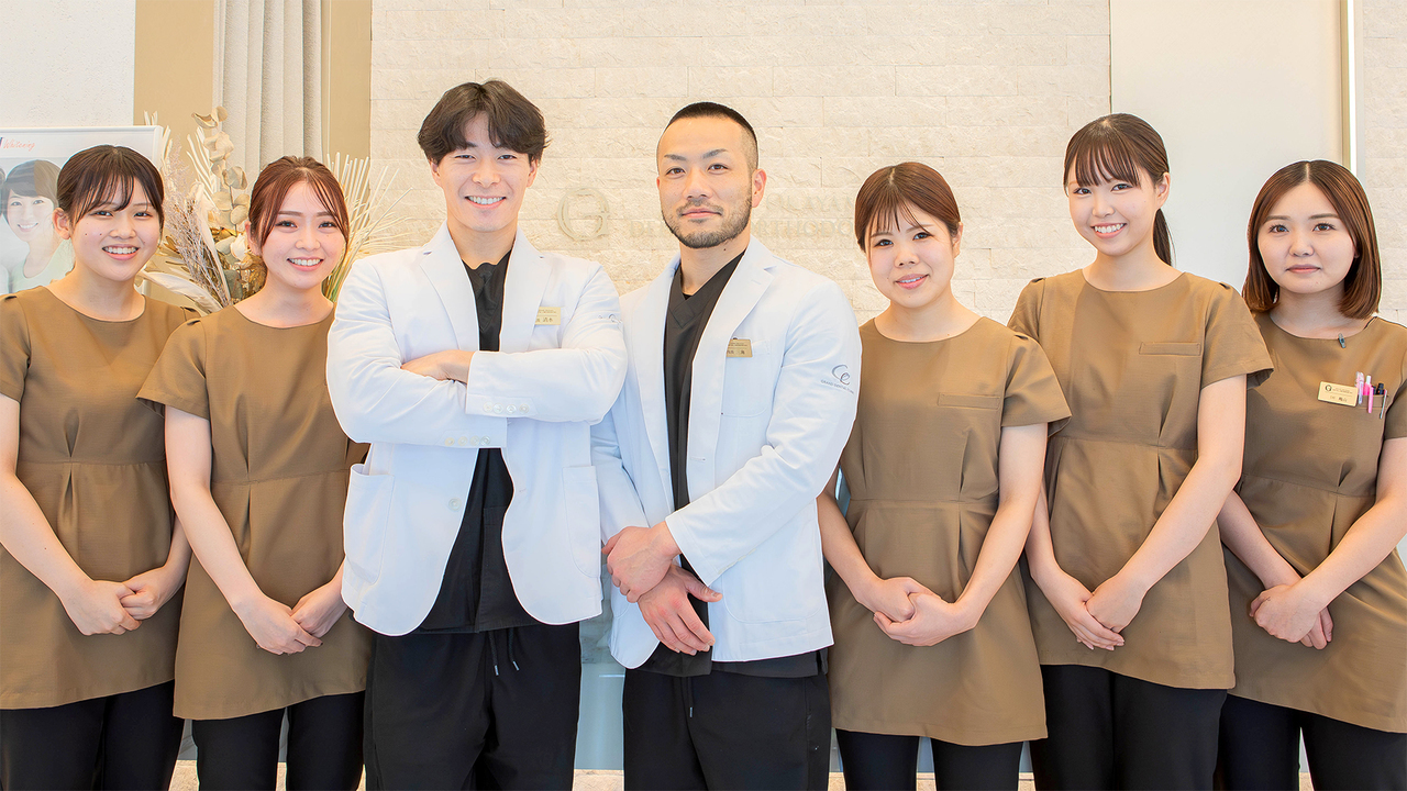 グラン岡山歯科・矯正歯科のスタッフの集合写真