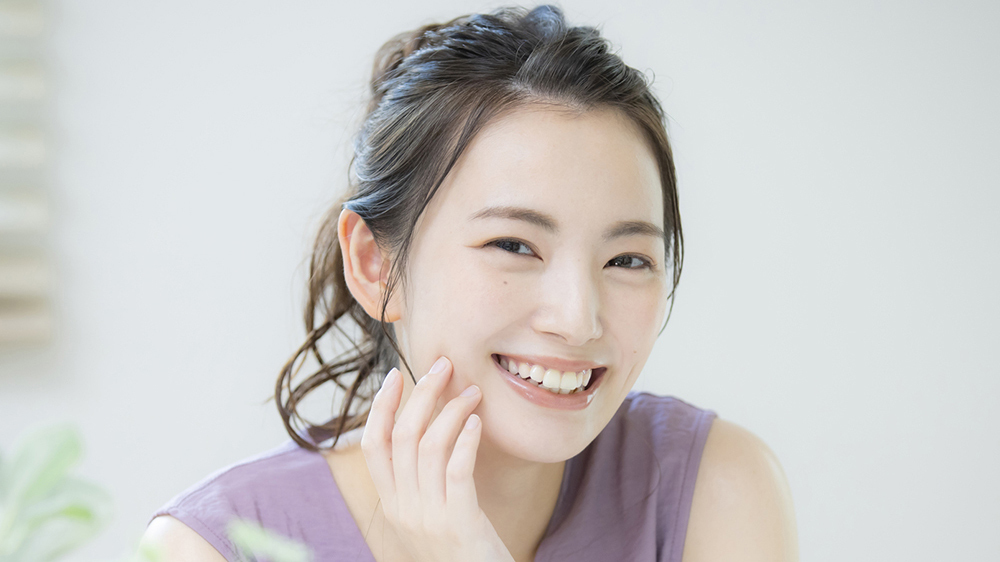 前歯と奥歯を全体的に矯正した女性
