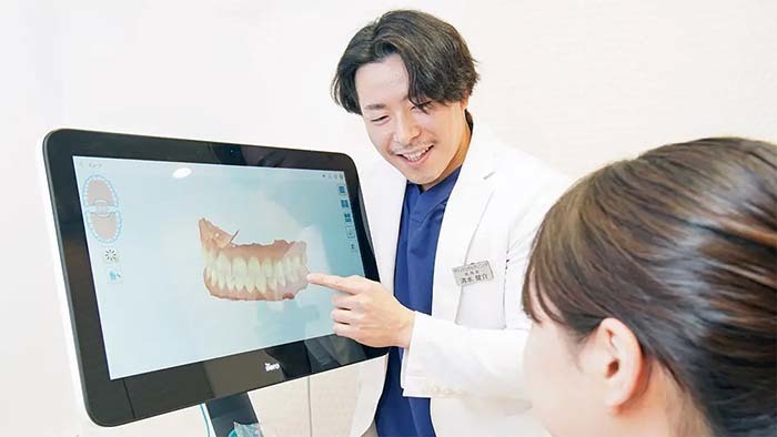 岡山で歯並びの矯正を検討する患者の相談を受ける様子