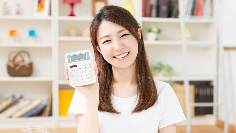 岡山で矯正歯科を安い費用で受けられることを伝える女性のイメージ写真