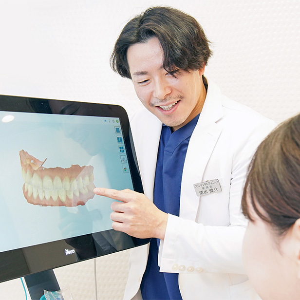 治療計画を患者に説明する院長