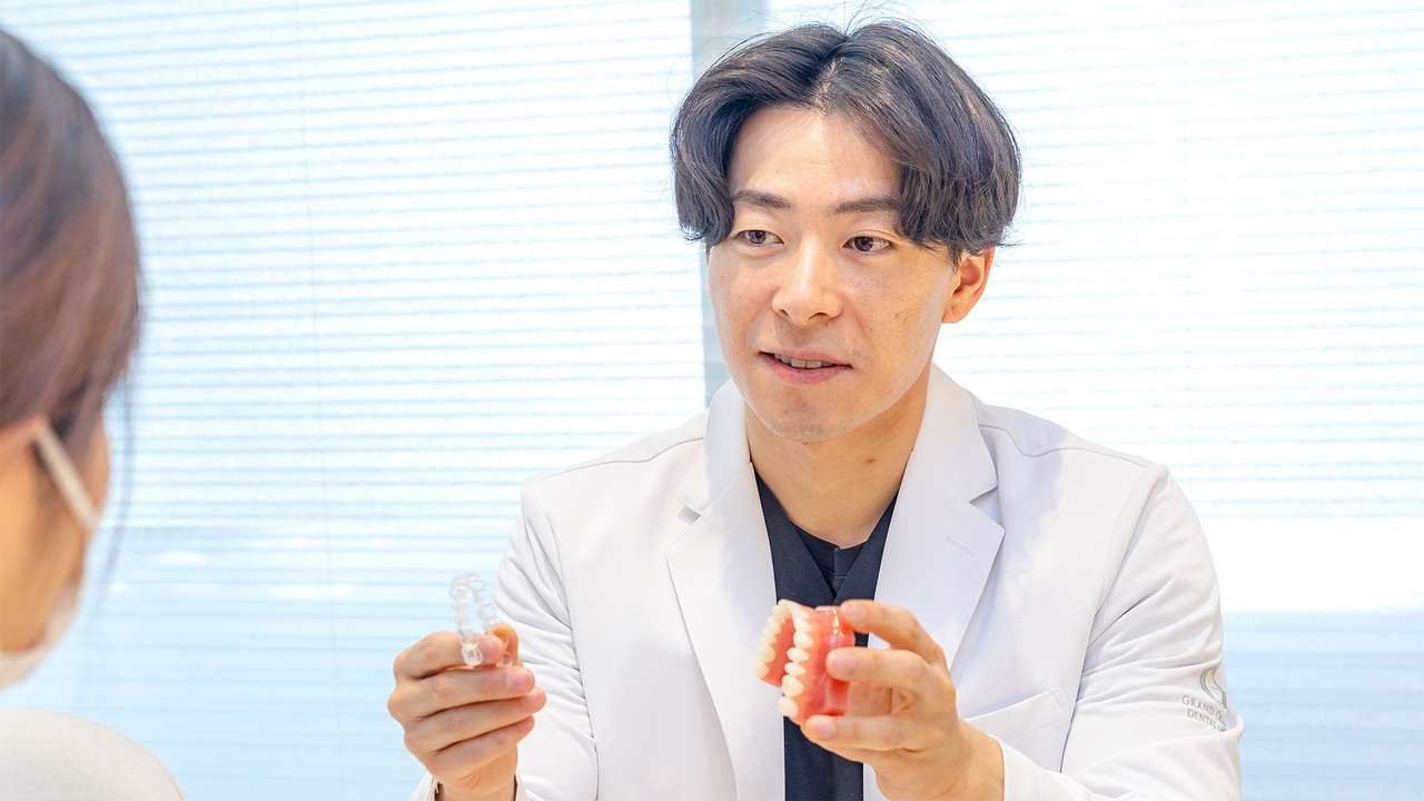 マウスピースの装着指導を行うスタッフ